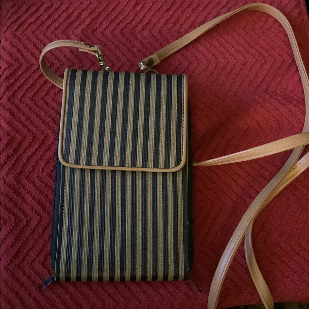 Crossbody wallet…